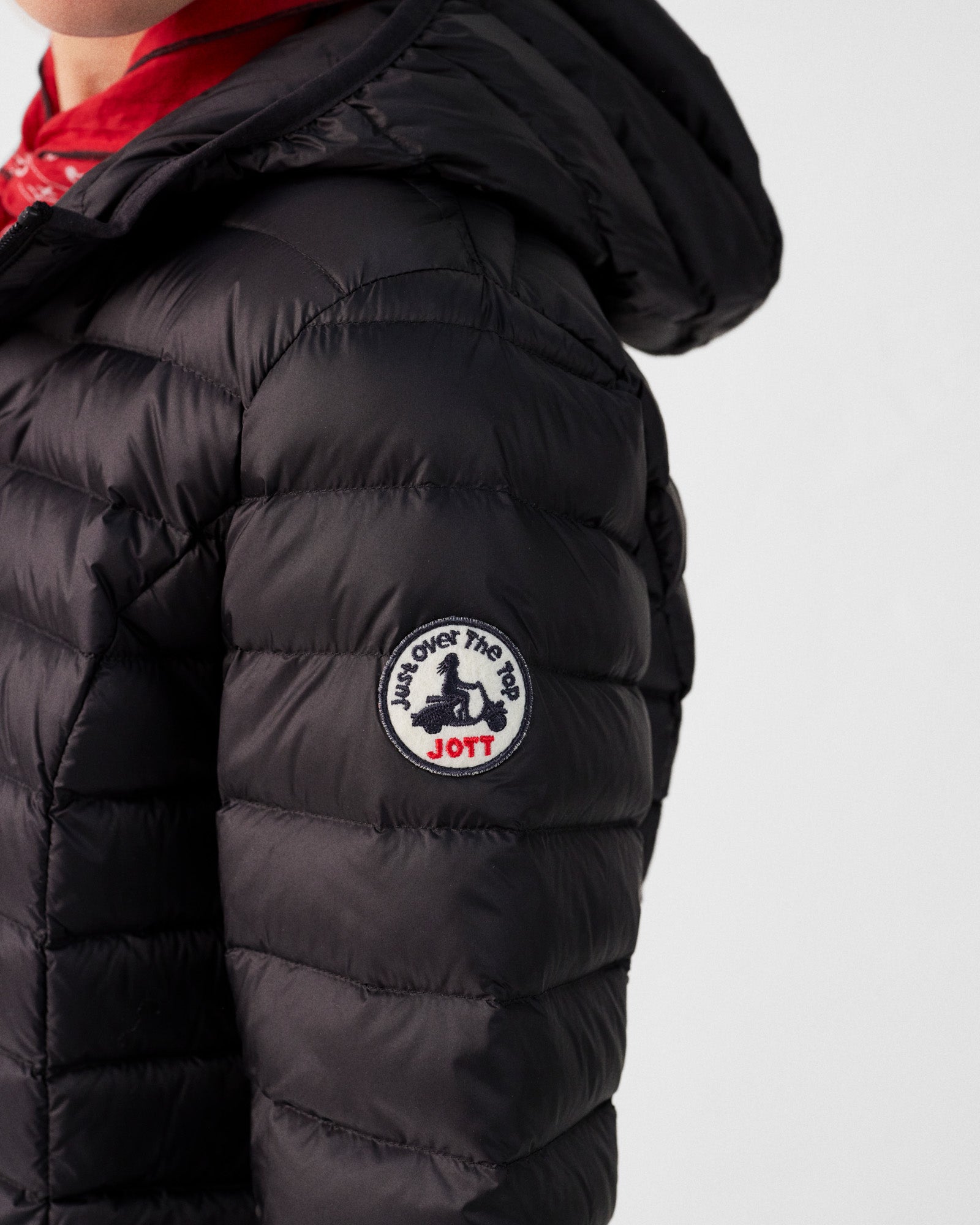 Doudoune légère à capuche Noir Cloe – JOTT
